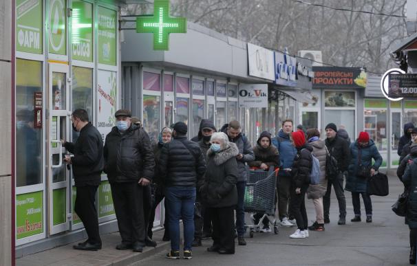 Los ucranianos hacen cola frente a una farmacia en Kiev (Kiev), Ucrania, el 24 de febrero de 2022.