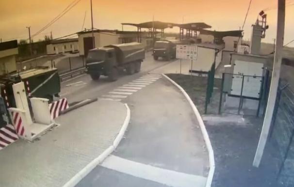 Una captura de pantalla tomada de CCTV emitida por el Servicio Estatal de Guardia Fronteriza de Ucrania muestra vehículos militares rusos cruzando la frontera de Crimea.