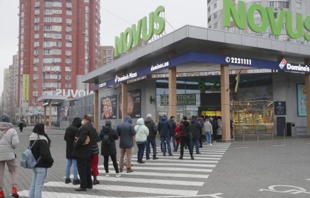 24/02/2022.- La gente hace cola frente a una tienda de comestibles en Kiev, Ucrania, el 24 de febrero de 2022.
