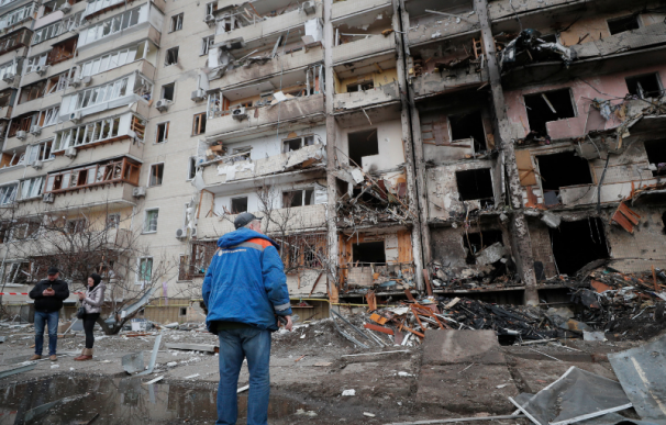Consecuencias de un bombardeo en una zona residencial de Kiev