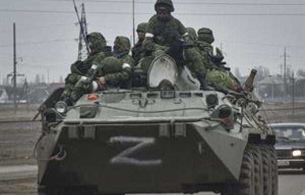 Soldados del ejército ruso, a bordo de un vehículo blindado de transporte de personal BTR-80, se dirigen por carretera hacia el centro de Ucrania, este viernes. Rusia acusó hoy a Ucrania de evitar sentarse a la mesa de negociaciones después de que Moscú aceptara la propuesta de Kiev y sugiriera Minsk, la capital bielorrusa, como sede de las conversaciones. EFE/ Stringer