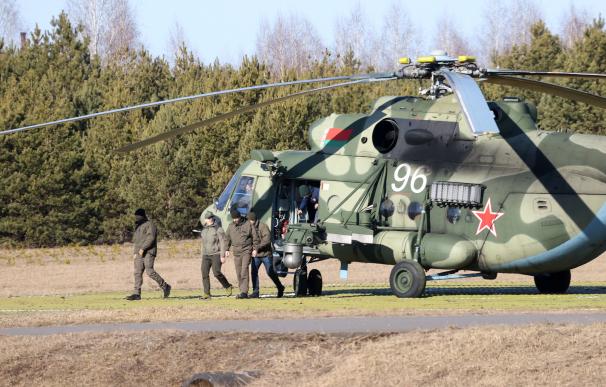Una imagen distribuida por la agencia de noticias Belta muestra a miembros de la delegación ucraniana desembarcando de un helicóptero militar cuando llegan para conversar con la delegación rusa, en Grodno, Bielorrusia, el 28 de febrero de 2022.