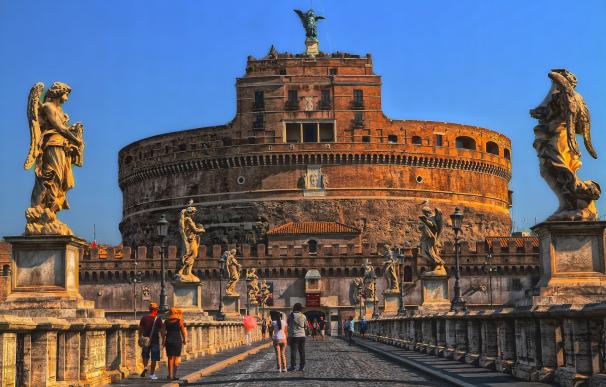La ciudad es un museo al aire libre. No puedes dejar de visitar el Coliseo y el Panteón, tira una moneda en la Fontana di Trevi y comete un plato de pasta fresca. Si quieres ir de compras no te olvides de Campo de' Fiori o Via Veneto.