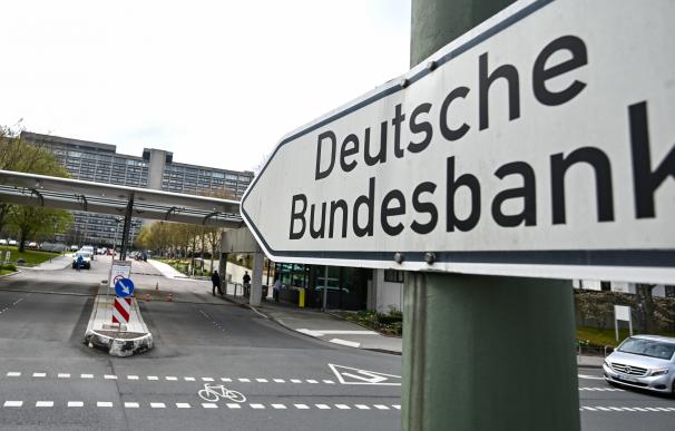 Señala en dirección al Bundesbank, el banco central alemán.