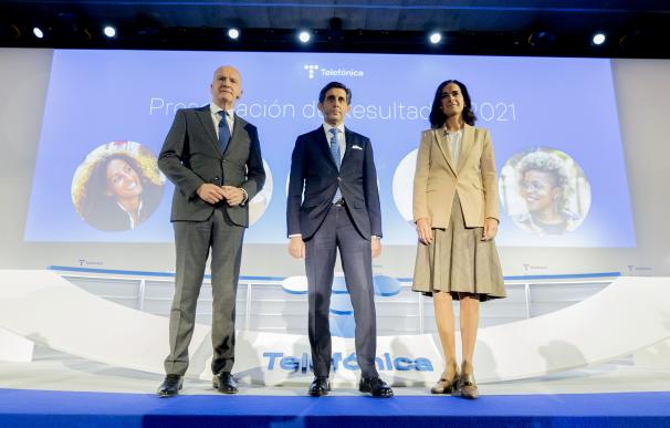 El presidente ejecutivo de Telefónica, José María Álvarez-Pallete (c); el consejero delegado de Telefónica, Ángel Vilá (i); y la directora financiera, Laura Abasolo.