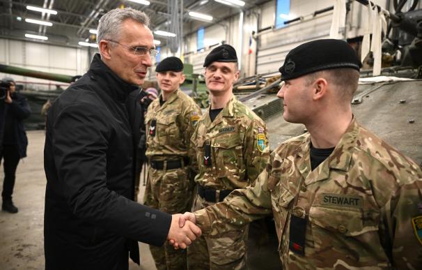 01 March 2022, Estonia, Tallinn: NATO Secretary General Jens Stoltenberg meets with the NATO troops at the Tapa Army Base in Tallinn. Photo: Leon Neal/PA Wire/dpa 01/3/2022 ONLY FOR USE IN SPAIN