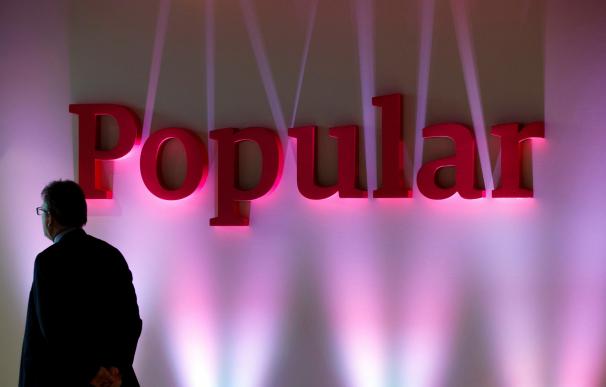 FILE PHOTO: A man stands next to the logo of Spains Banco Popular during the banks results presentation in Madrid FILE PHOTO: A man stands next to the logo of Spains Banco Popular during the ba (Foto de ARCHIVO) 05/6/2017