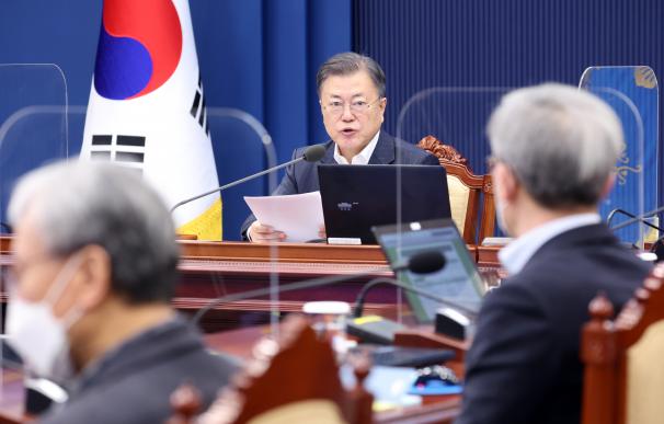 22 February 2022, South Korea, Seoul: South Korean President Moon Jae-in (C) presides over a Cabinet meeting at the presidential office in Seoul. Photo: -/YNA/dpa 22/2/2022 ONLY FOR USE IN SPAIN