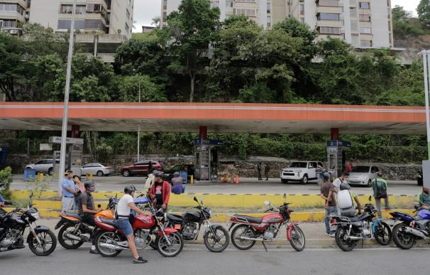 01 June 2020, Venezuela, Caracas: Motorcyclists wait in line near a gas station to fill their tanks. The Venezuelan government has opened up the fuel market and raised prices amid severe supply problems with petrol and diesel. Photo: Rafael Hernandez/dpa (Foto de ARCHIVO) 01/6/2020 ONLY FOR USE IN SPAIN