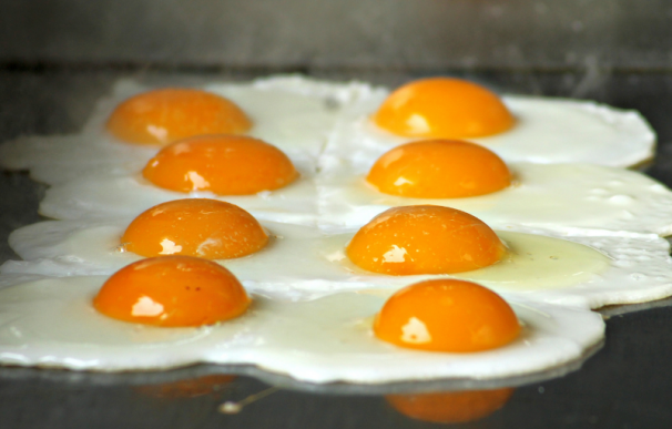 Huevos friéndose en una plancha