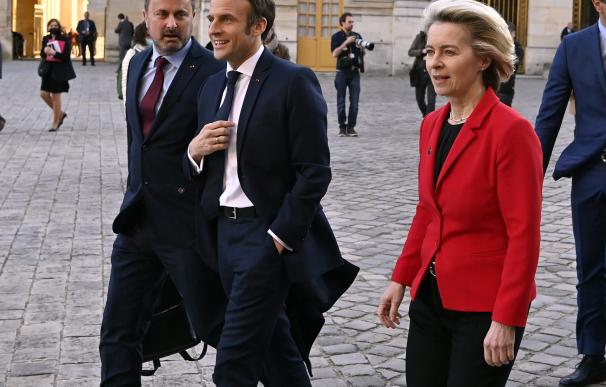 10 March 2022, France, Versailles: Prime Minister of Luxembourg Xavier Bettel, French President Emmanuel Macron and European Commission president Ursula Von der Leyen. 10/3/2022 ONLY FOR USE IN SPAIN