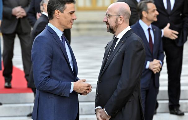 10 March 2022, France, Versailles: Spanish Prime Minister Pedro Sanchez (L) talks with European Council President Charles Michel after the family photo during the meeting of European Union EU leaders at an informal two-day meeting at the Palace of Versailles. The topic is the current development after the Russian attack on Ukraine. Photo: Eric Lalmand/BELGA/dpa 10/3/2022 ONLY FOR USE IN SPAIN