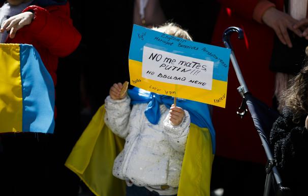 Centenares de personas, este domingo, en Madrid, para pedir el fin de la guerra en Ucrania.