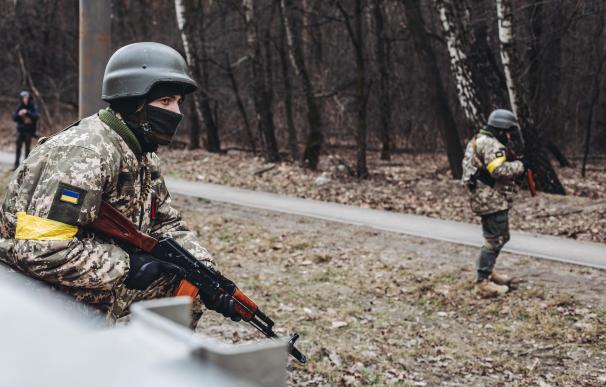 Un soldado del ejército ucraniano observa su posición, a 6 de marzo de 2022, en Irpin (Ucrania)