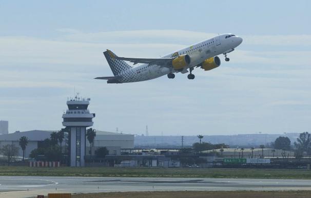 Un avión despega y al fondo la torre de control durante la presentación de la remodelación y ampliación del Aeropuerto de Sevilla, a 3 de marzo de 2022 en Sevilla (Andalucía, España)