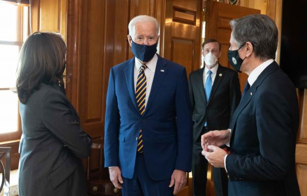 04 February 2021, US, Washington: US President Joe Biden (C) speaks with Vice President Kamala Harris (L) and US Secretary of State Antony Blinken at the Department of State Harry S. Truman Building. Photo: Ron Przysucha/State Department/Planet Pix via ZUMA Wire/dpa Ron Przysucha/State Department/P / DPA (Foto de ARCHIVO) 04/2/2021 ONLY FOR USE IN SPAIN