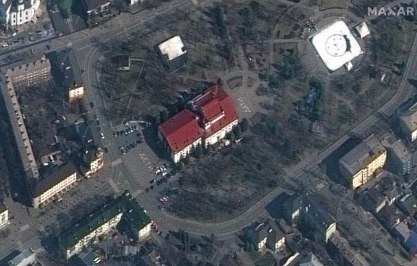 Imagen satelital del teatro que tenía la palabra 'niños' escrita MAXAR 17/3/2022