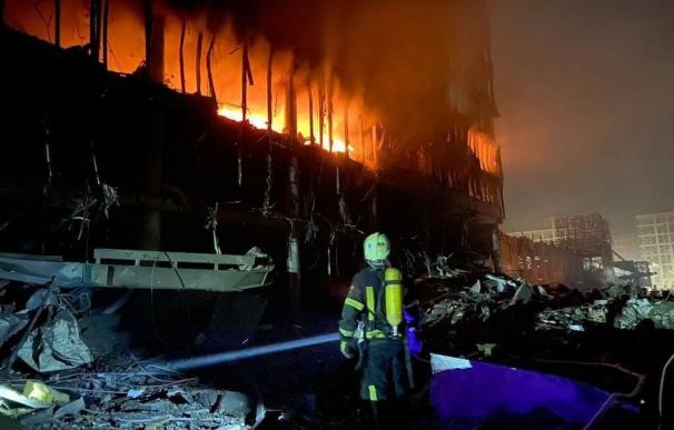 Un bombero observa el centro comercial en llamas en en el distrito de Podilskyi de Kiev. DIRECCIÓN PRINCIPAL DEL SERVICIO ESTATAL DE EMERGE 21/3/2022
