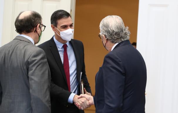 El presidente del Gobierno, Pedro Sánchez, saluda al presidente de Iberdrola, Ignacio Galán, y al CEO de Endesa, José Bogas