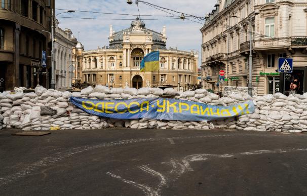 March 21, 2022, Odessa, Ukraine: Barricade along the road leading to the Odessa National Academic Theater (background) an Opera and Ballet venue, and symbol of the city. Known as the "Pearl of the Black Sea", the Ukrainian city of Odessa has been turned into a fortress, as residents prepare for a possible assault by invading Russian forces, with barricades, anti-tank obstacles and sandbags scattered throughout the once bustling streets to protect the city's treasured monuments.,Image: 672209131, License: Rights-managed, Restrictions: , Model Release: no, Credit line: Vincenzo Circosta / Zuma Press / ContactoPhoto Editorial licence valid only for Spain and 3 MONTHS from the date of the image, then delete it from your archive. For non-editorial and non-licensed use, please contact EUROPA PRESS. 21/3/2022 ONLY FOR USE IN SPAIN