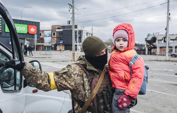 Un soldado ucraniano evacúa a un niño, a 7 de marzo de 2022, en Irpin (Ucrania). El ejército de Ucrania resiste por el momento el duro asedio de Rusia en algunas de sus ciudades, como Irpin y Kiev, donde se recrudecen los combates. Naciones Unidas calcula que el número de refugiados ucranianos podría ascender a 1,5 millones. El número de civiles muertos en el conflicto se acerca a los 3.000 y casi 4000 heridos según fuentes del gobierno ucraniano. 07 MARZO 2022;BOMBARDEO;UCRANIA;KIEV;RUSIA;CIVILES Diego Herrera / Europa Press 07/3/2022