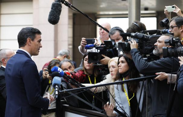 Brussels (Belgium), 24/03/2022.- Spanish Prime Minister Pedro Sanchez talks to the media as he arrives for the European Council Summit in Brussels, Belgium, 24 March 2022.