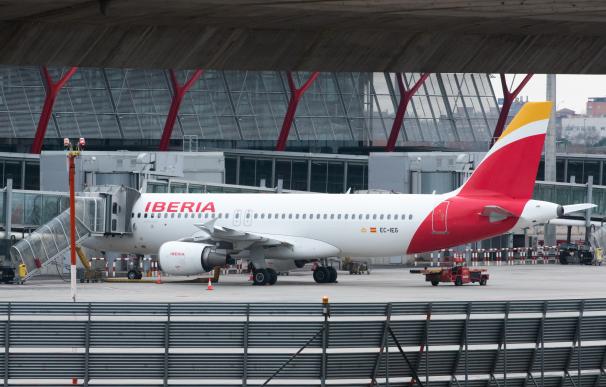 Un avión de Iberia en una de las pistas del aeropuerto de Adolfo Suárez - Madrid Barajas