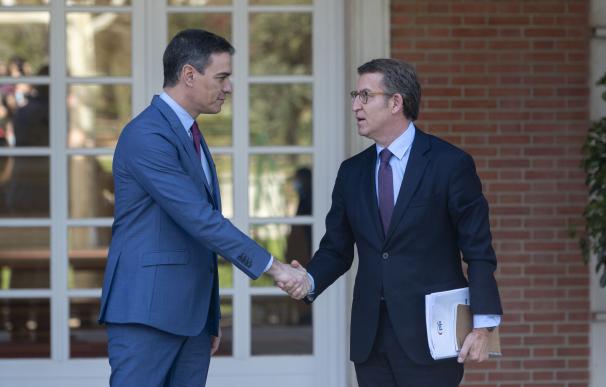 El presidente del Gobierno, Pedro Sánchez, recibe al presidente nacional del PP, Alberto Núñez Feijóo, en La Moncloa.