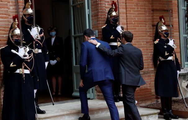 Sánchez camina junto a Emmanuel Macron en una cumbre hispanofrancesa.