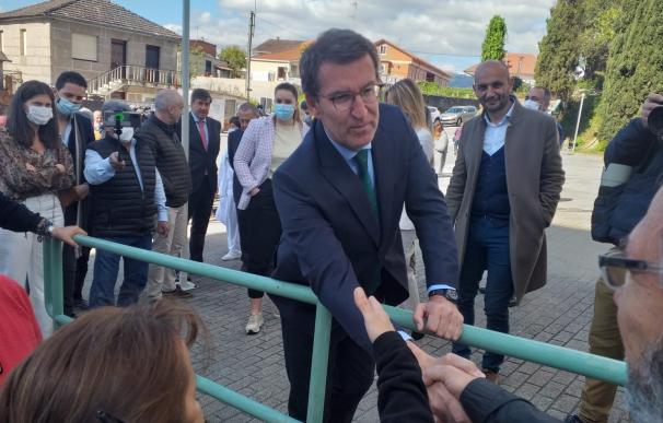 El líder del PP y presidente de la Xunta de Galicia, Alberto Núñez Feijóo, visita un centro de salud en O Porriño (Pontevedra), donde atiende a los medios de comunicación. EUROPA PRESS 18/4/2022