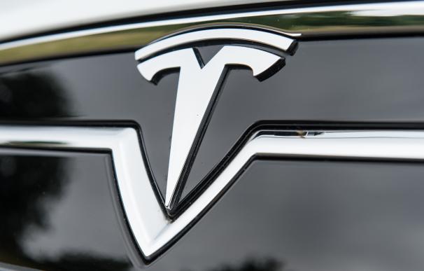 Tesla presenta resultados trimestrales por encima de lo previsto.