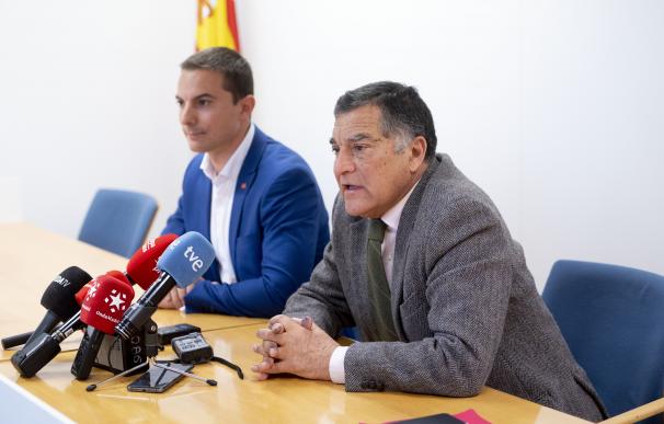El secretario general del PSOE-M, Juan Lobato (i), vuelve a ofrecer declaraciones a los medios de comunicación en la Asamblea de Madrid junto a su padre, a 21 de abril de 2022, en Madrid (España).