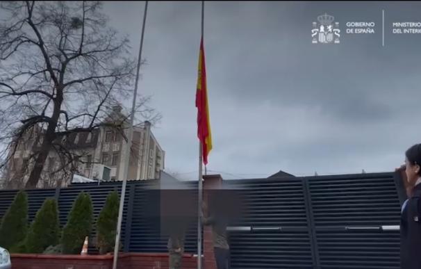 Acto de izado de la bandera de España en la reapertura de la Embajada en Kiev