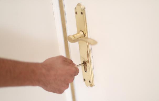 Un hombre introduce una llave en la cerradura de la puerta de una vivienda. 23 septiembre 2019, alquier, compra, piso, inmobiliaria Eduardo Parra / Europa Press (Foto de ARCHIVO) 23/9/2019