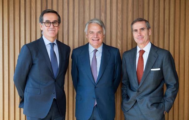 Los principales responsables de Alantra Wealth Management, Grupo Mutua y Alantra (de izquierda a derecha: Alfonso Gil, Ignacio Garralda y Santiago Eguidazu). ECONOMIA EMPRESAS GRUPO MUTUA