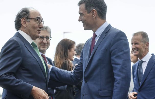 El presidente del Gobierno, Pedro Sánchez (d), saluda al presidente de Iberdrola, Ignacio Sánchez Galán (i). Rober Solsona / Europa Press 05/5/2022
