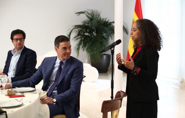 La embajadora de EEUU, Sánchez y su jefe de gabinete en Moncloa