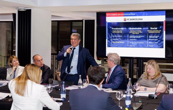 12/05/2022 El presidente del FC Barcelona, Joan Laporta, en una visita de grupos de inversión para conocer el 'Espai Barça' DEPORTES FCB