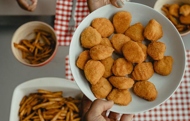 Nuggets de pollo, un alimento de moda que es poco saludable