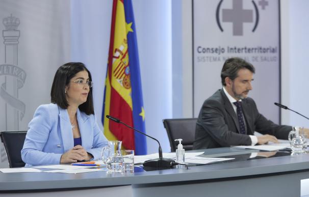 La ministra de Sanidad, Carolina Darias, y el director del Instituto Sanitario Carlos III, Cristóbal Belda.
