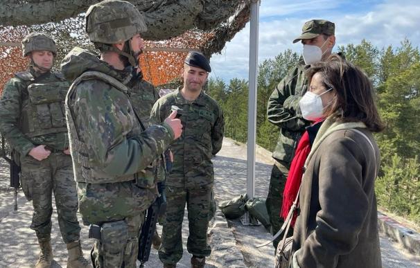 Margarita Robles, en una visita a los militares españoles desplegados en Letonia