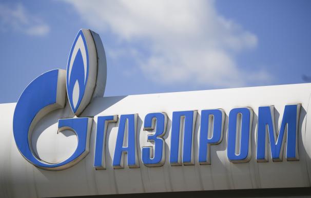Logotipo de Gazprom en una gasolinera de Moscú