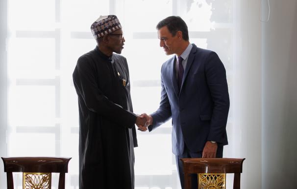 El presidente del Gobierno, Pedro Sánchez (d), y el presidente de la República Federal de Nigeria, Muhammadu Buhari (i).