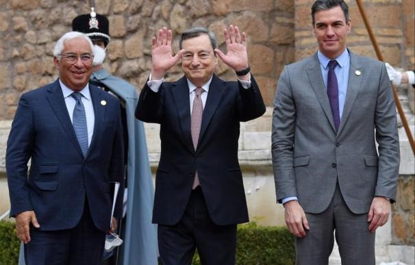 Draghi ha aprovechado la excepción ibérica para hacer valer el papel de Italia en medio de la crisis energética en Europa. En la imagen con Pedro Sánchez y el primer ministro portugués Antonio Costa
