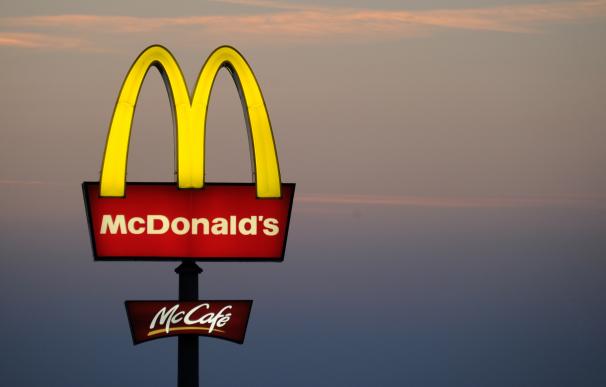 El icónico logo de carretera de McDonald's.