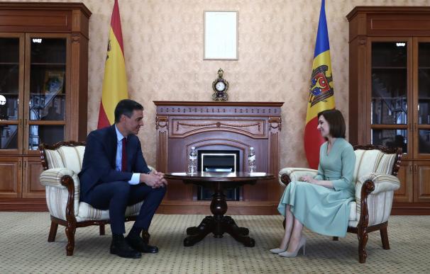 El presidente del Gobierno, Pedro Sánchez, junto a la presidenta de Moldavia, Maia Sandu.