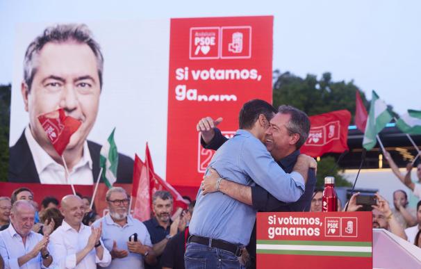 El candidato del PSOE por Andalucía, Juan Espadas, (i) abraza al presidente Pedro Sánchez.