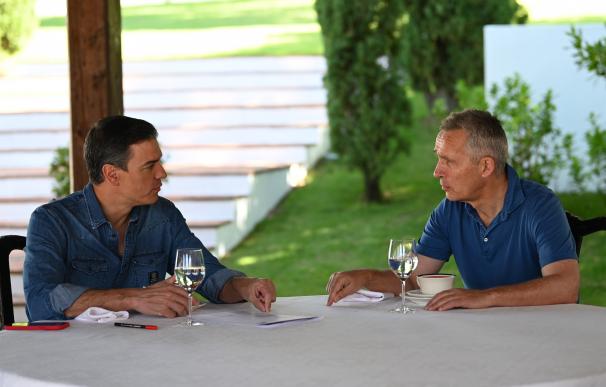 Sánchez junto al actual secretario general de la OTAN, Jens Stoltenberg, cuyo mandato termina en octubre del próximo año