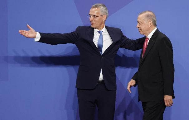 El secretario general de la OTAN, Jens Stoltenberg (i), y el presidente turco, Recep Tayyip Erdogan