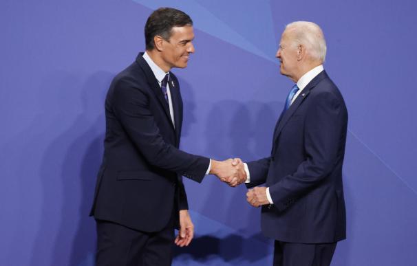 Pedro Sánchez saluda a Joe Biden en la primera jornada de la cumbre de la OTAN.